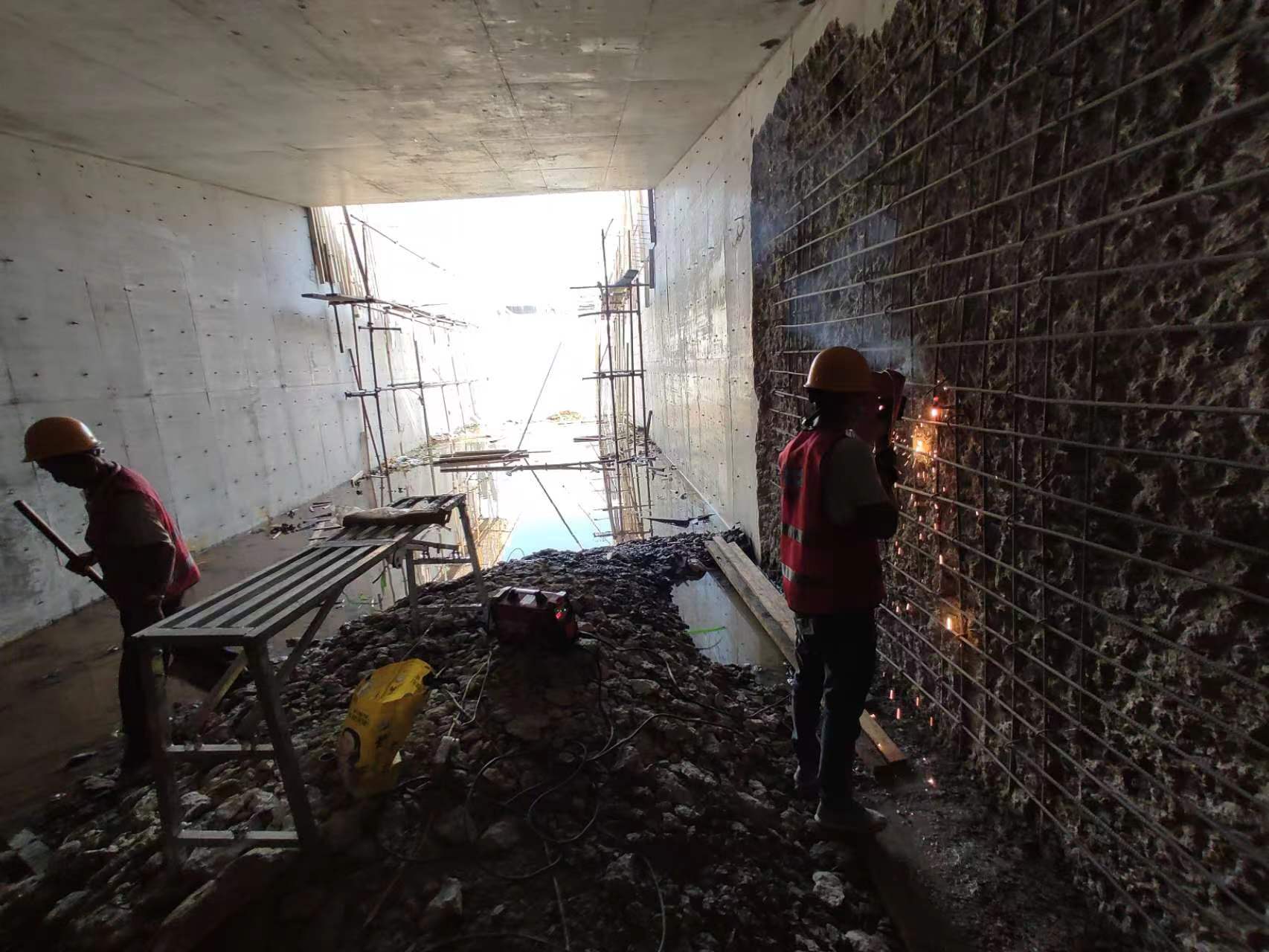 荔湾挖断承重墙导致楼体开裂，加固施工方案出炉